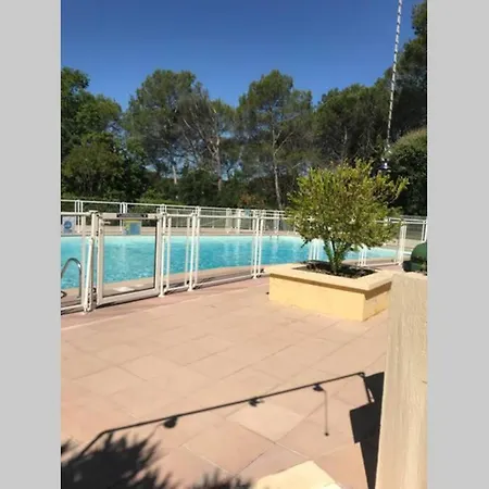 Joli T2 Golfs De Valescure, Jardin Privé, Piscine Et Tennis Dans La Résidence